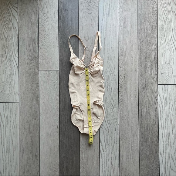 SKIMS Bodysuit Set in Cream - Picture 5 of 10